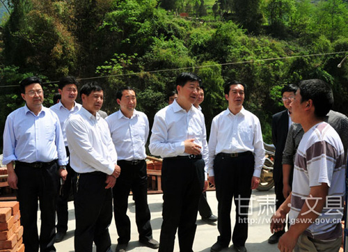 王玺玉在文县调研灾后重建工作(图、文)