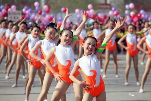 崆峒区:健身操大赛迎五一