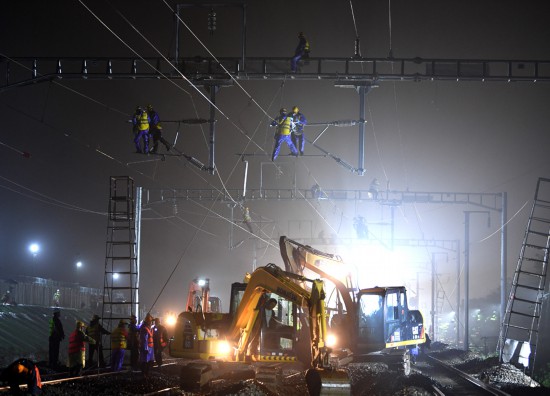 4月27日凌晨，工人在引江济淮沪蓉高铁改建工程双线拨接现场施工。新华社记者 刘军喜 摄