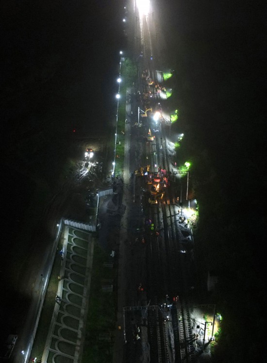 4月27日凌晨，工人在引江济淮沪蓉高铁改建工程双线拨接现场施工（无人机照片）。新华社记者 周牧 摄