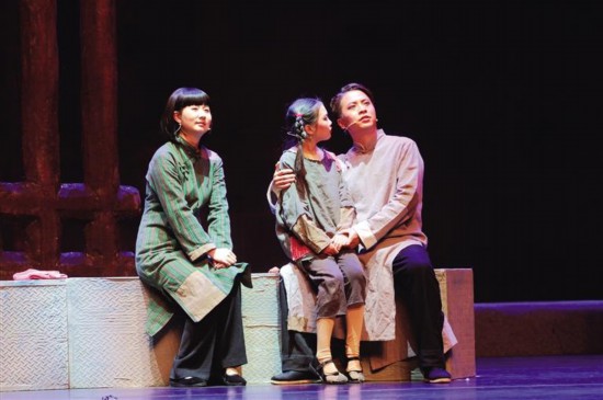 儿童剧大豆谣中小学生观影受热捧