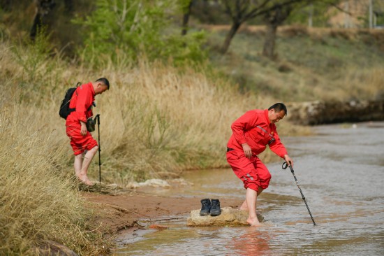 4��27�գ�Ѳ�߶�Ա��ΰΰ���ң����źƾ�Ѳ��;���ںӱ�ϴ�š�