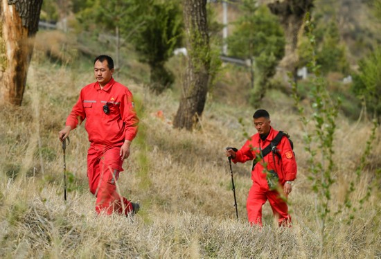 4��27�գ�Ѳ�߶�Ա��ΰΰ���󣩡��źƾ���Ѳ��;�С�