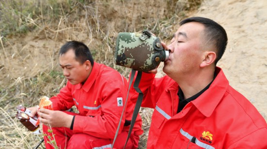 4��27�գ�Ѳ�߶�Ա��ΰΰ���󣩡��źƾ���Ѳ��;�гԷ���