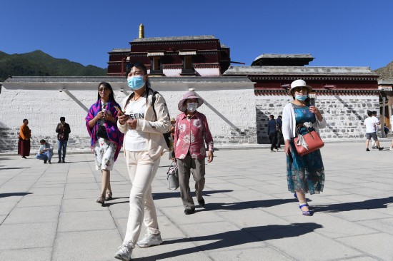 7月12日，游客在拉卜楞寺參觀。新華社記者 陳斌 攝
