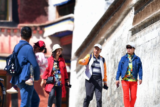 7月12日，游客在拉卜楞寺參觀。新華社記者 杜哲宇 攝