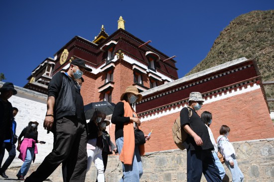 7月12日，游客在拉卜楞寺參觀。新華社記者 陳斌 攝