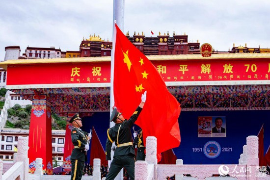 8月19日10時，慶祝西藏和平解放70周年大會在拉薩市布達拉宮廣場隆重舉行。這是大會舉行升旗儀式。徐馭堯 攝
