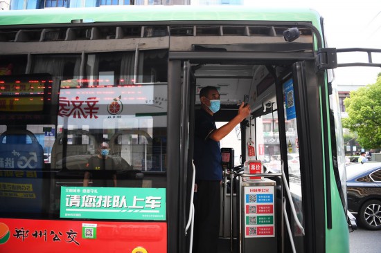 8月23日，市民在鄭州市二七區二七路登上公交車后掃碼登記。