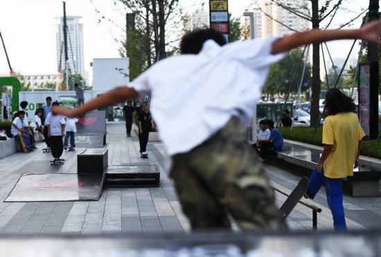 8月23日，市民在鄭州市花園路一處公共場地玩滑板。