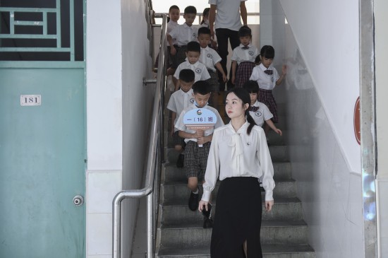 9月7日,在深圳市福田区南园小学,黄晓蕾在课后托管时间带领学生参加阳光健身活动。
