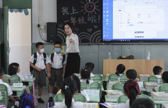 9月1日,在深圳市福田区南园小学,黄晓蕾在担任班主任的一(16)班教室里为孩子们安排座位。