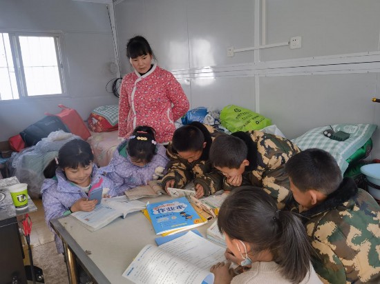 12月25日，在青海省海東市民和縣喇家村集中安置點，學生們正准備上課。人民網 白波攝