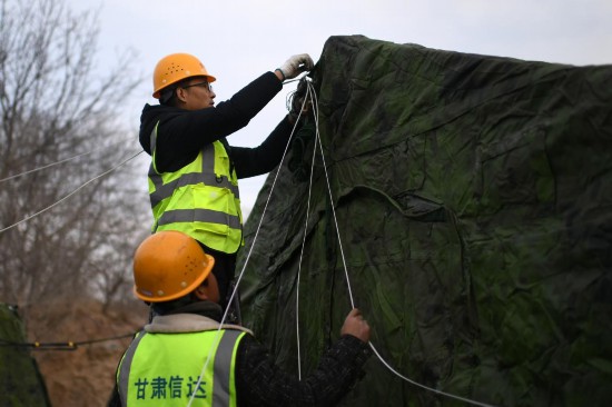 12月20日，甘肅省臨夏州積石山縣大河家鎮大河村集中安置點，工作人員在布設無線網絡。人民網記者 翁奇羽攝