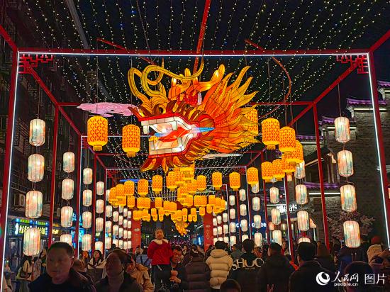 2月10日，在湖北襄阳市管家巷文化休闲街区，龙形彩灯吸引游客驻足合影。人民网记者 郭婷婷摄