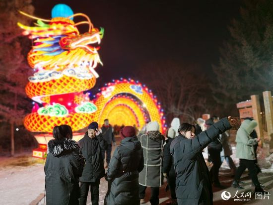 2月10日，在吉林长春市动植物公园，“梦游西游记 夜游动物园”主题活动吸引了大量市民和游客，现场人头攒动，欢乐不断。人民网记者 王帝元摄