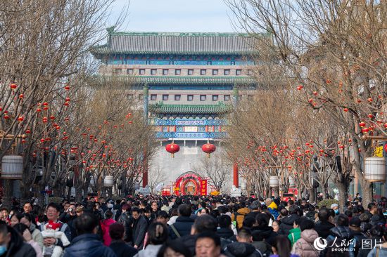 2月11日，北京前門大街張燈結彩，熱鬧非凡，各地游客在古韻今風中感受濃濃的京城年味。人民網記者 翁奇羽攝