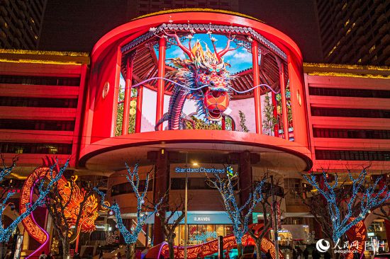 2月8日，上海市静安区，“裸眼3D龙图腾”在上海商城巨型户外弧形广告屏上演。人民网记者 王初摄