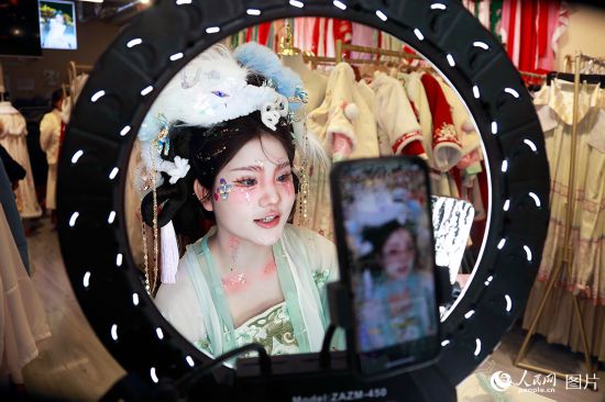 一位漢服推廣主播頭戴龍形發飾，正在推廣漢服文化。人民網記者 慎志遠攝