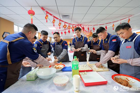 2月9日，宁夏银川市消防救援支队特勤大队一站的消防员们在一起包饺子，迎接新年的到来。人民网记者 阎梦婕摄