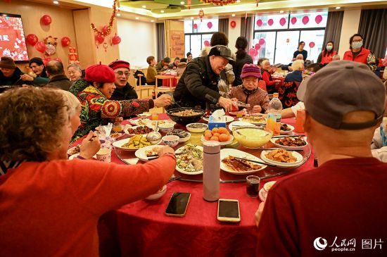 2月1日，老年人在杭州市拱墅區湖墅街道倉基新村陽光食堂共享公益年夜飯。人民網記者 葉賓得攝