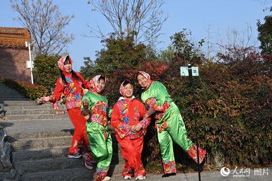 2月11日，大年初二，陽光煦暖，游客在江蘇徐州戶部山古建筑群拍攝小視頻。人民網記者 王玉興攝