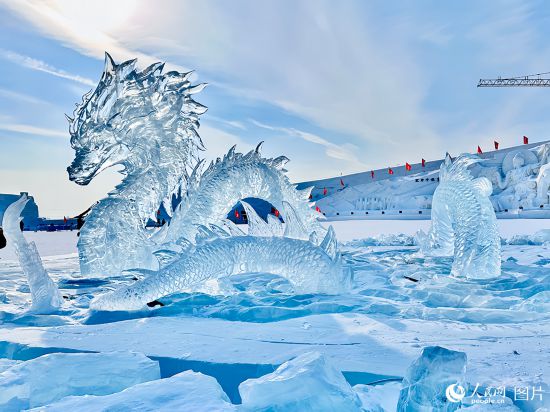 1月19日，吉林長春市冰雪新天地景區的龍型冰雕。人民網記者 李洋攝
