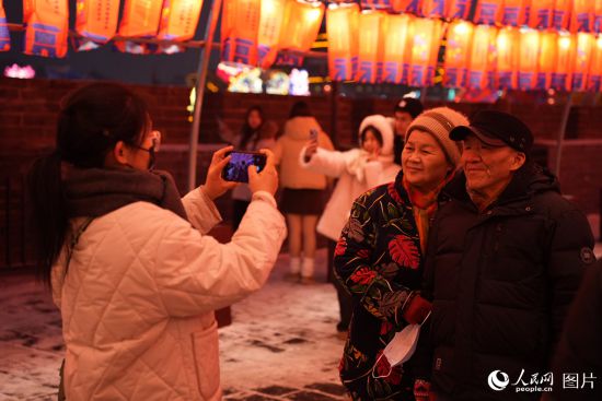 2月2日晚上8时，陕西西安城墙第37届新春灯会正式亮灯，两位老人合影留念。人民网记者 白鸽摄