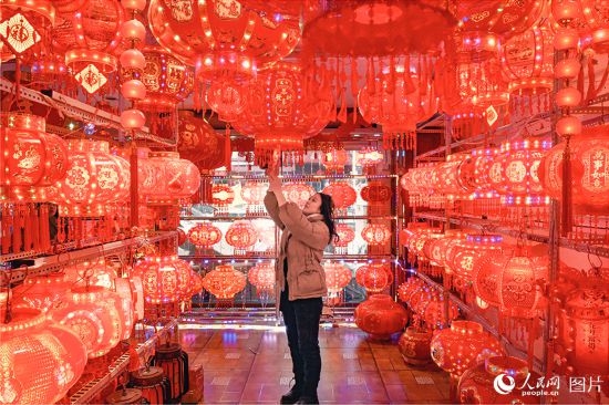 2月4日，黑龍江哈爾濱市民正在商場選購燈籠。人民網記者 張哲鑫攝