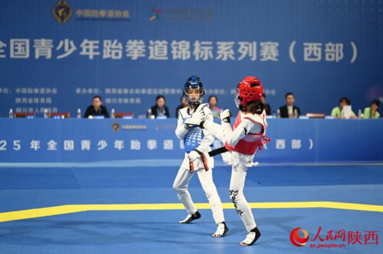 比赛现场，运动员激烈对决。人民网记者 白鸽摄