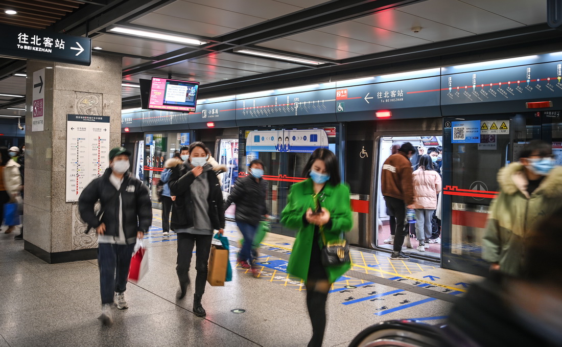 1月25日，西安地鐵車站人來人往。