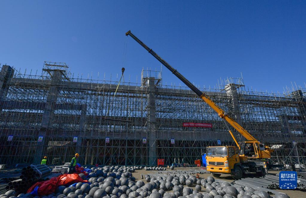 2月26日，施工人員在京濱鐵路周良站建設工地吊運建材。