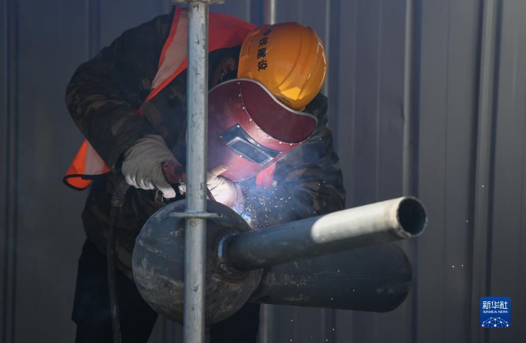2月26日，施工人員在京濱鐵路周良站建設工地進行焊接作業。