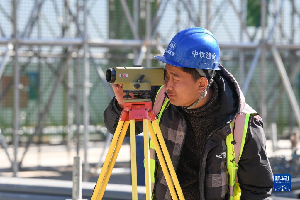 2月26日，施工人員在京濱鐵路周良站建設工地進行測繪作業。