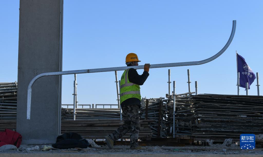 2月26日，工人在京濱鐵路周良站建設工地施工。