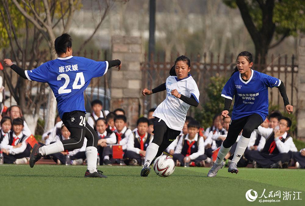3月3日，女足小球员在球场上追逐足球梦。人民网 章勇涛摄