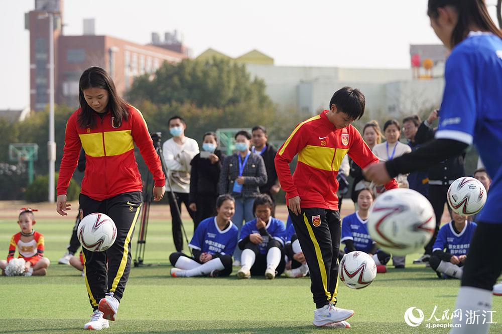 3月3日，校园女足的小球员们与女足国脚颠球PK。人民网 章勇涛摄