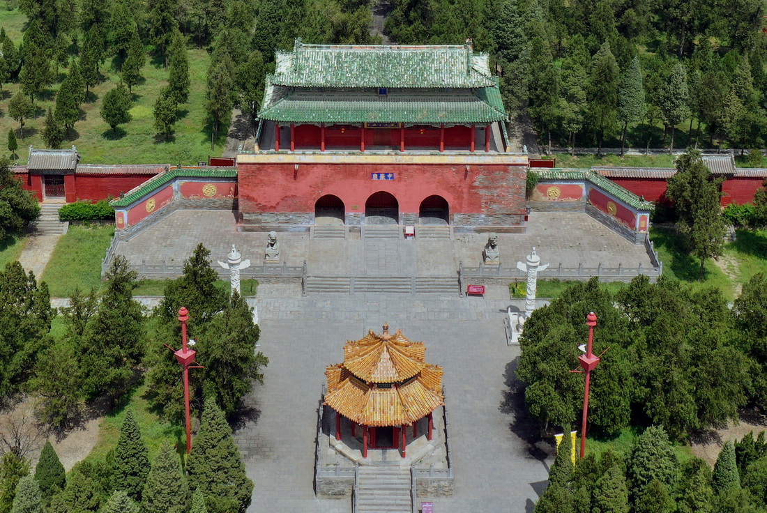 这是登封“天地之中”历史建筑群中的中岳庙(4月7日摄,无人机照片)。