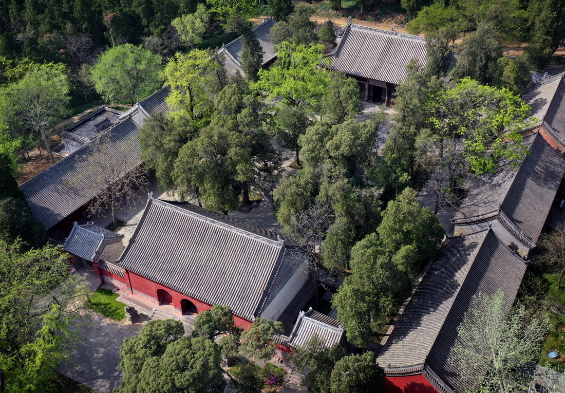 这是登封“天地之中”历史建筑群中的会善寺(4月7日摄,无人机照片)。