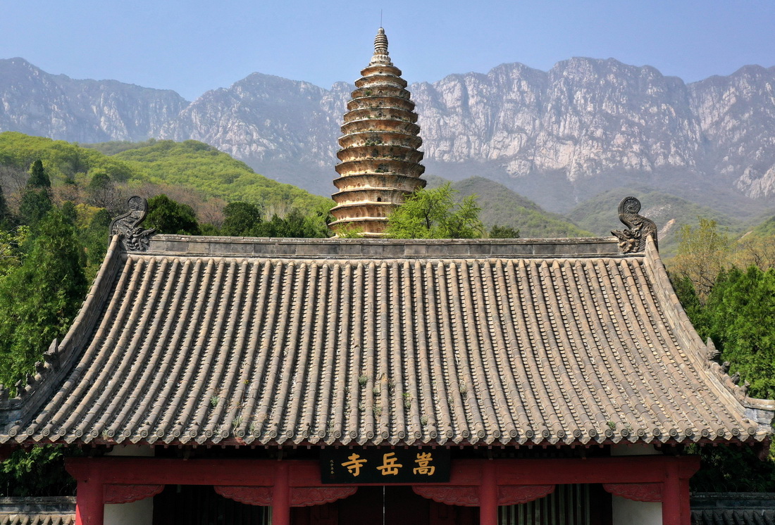 这是登封“天地之中”历史建筑群中的嵩岳寺塔(4月7日摄,无人机照片)。