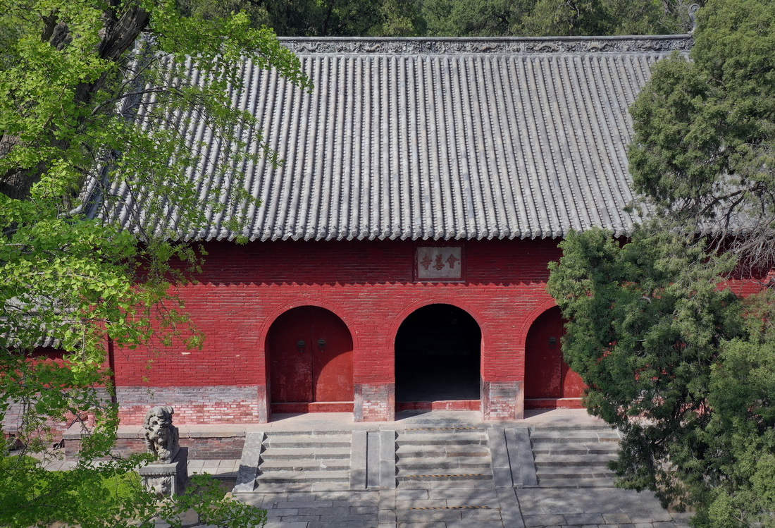 这是登封“天地之中”历史建筑群中的会善寺(4月7日摄,无人机照片)。