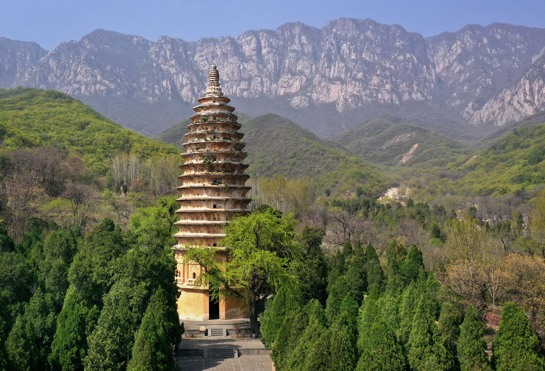 这是登封“天地之中”历史建筑群中的嵩岳寺塔(4月7日摄,无人机照片)。
