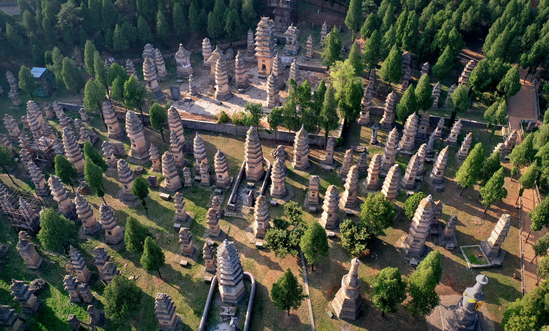 这是登封“天地之中”历史建筑群中的少林寺塔林(4月7日摄,无人机照片)。