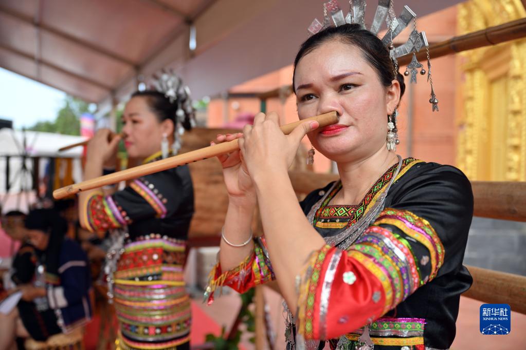 6月11日，黎族鼻箫技艺传承人在进行演奏。