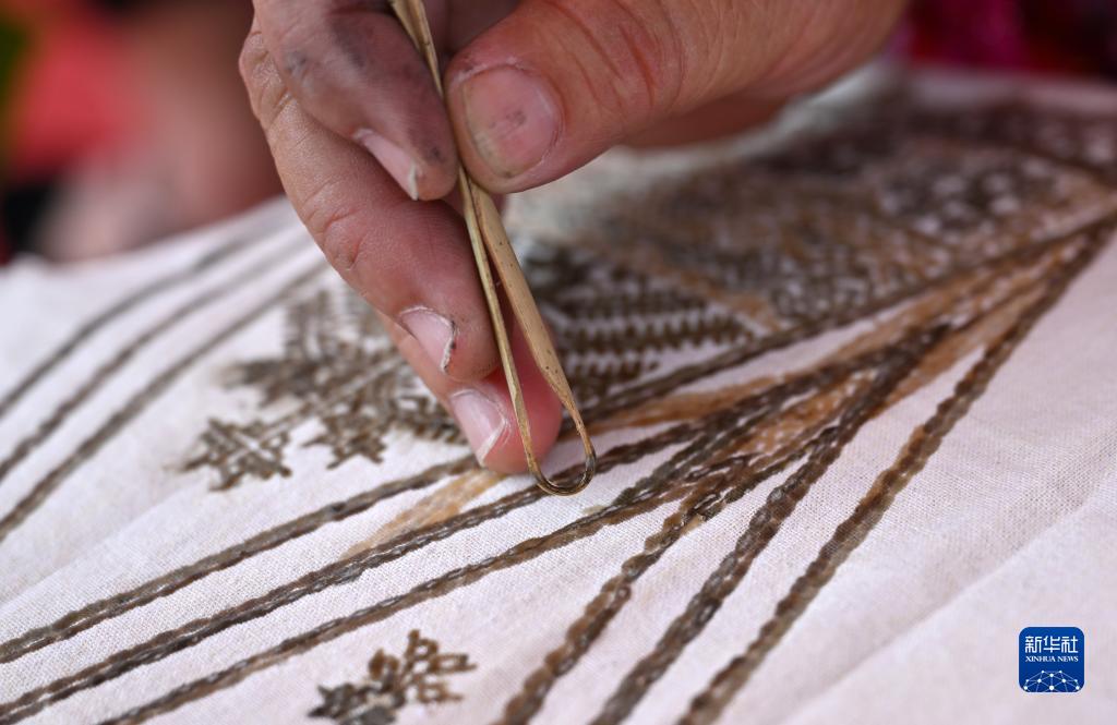這是活動上展示的苗族傳統刺繡蠟染技藝（6月11日攝）。